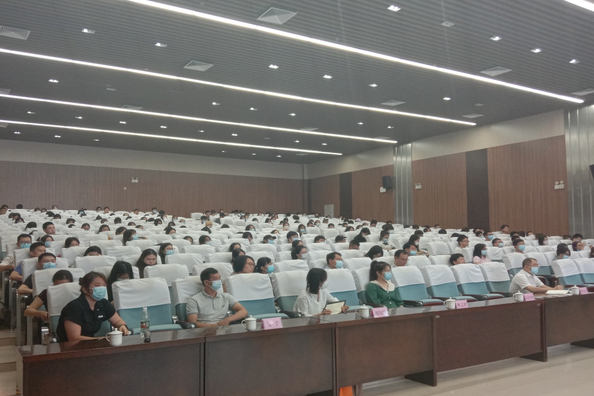 许多人在房间里中度可信度描述已自动生成